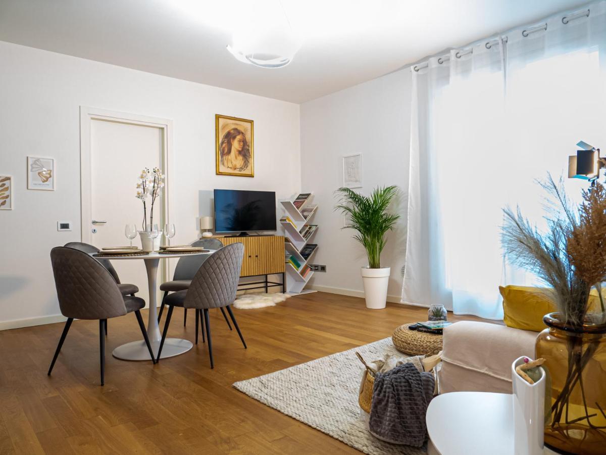 Maison Blanche: Appartamento Elegante Con Parcheggio Privato มานโตวา ภายนอก รูปภาพ