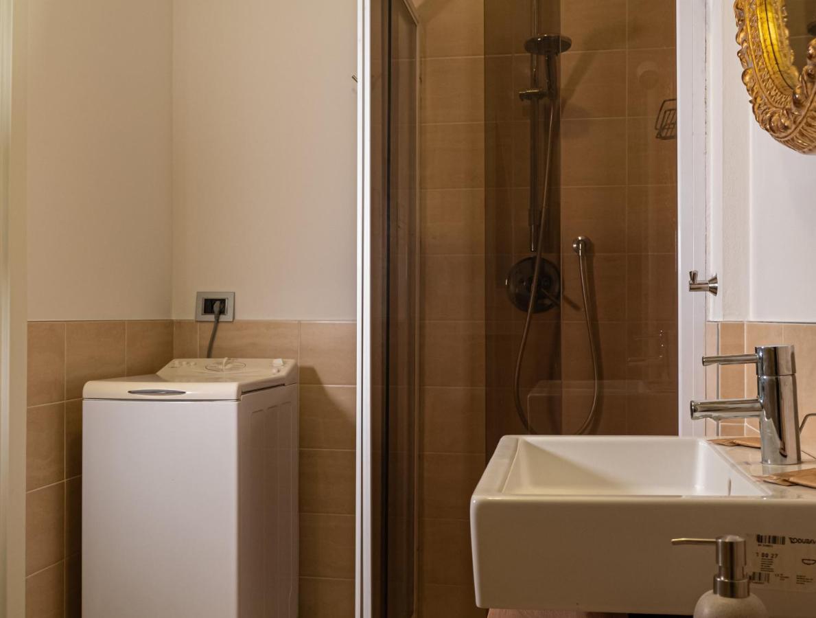 Maison Blanche: Appartamento Elegante Con Parcheggio Privato มานโตวา ภายนอก รูปภาพ